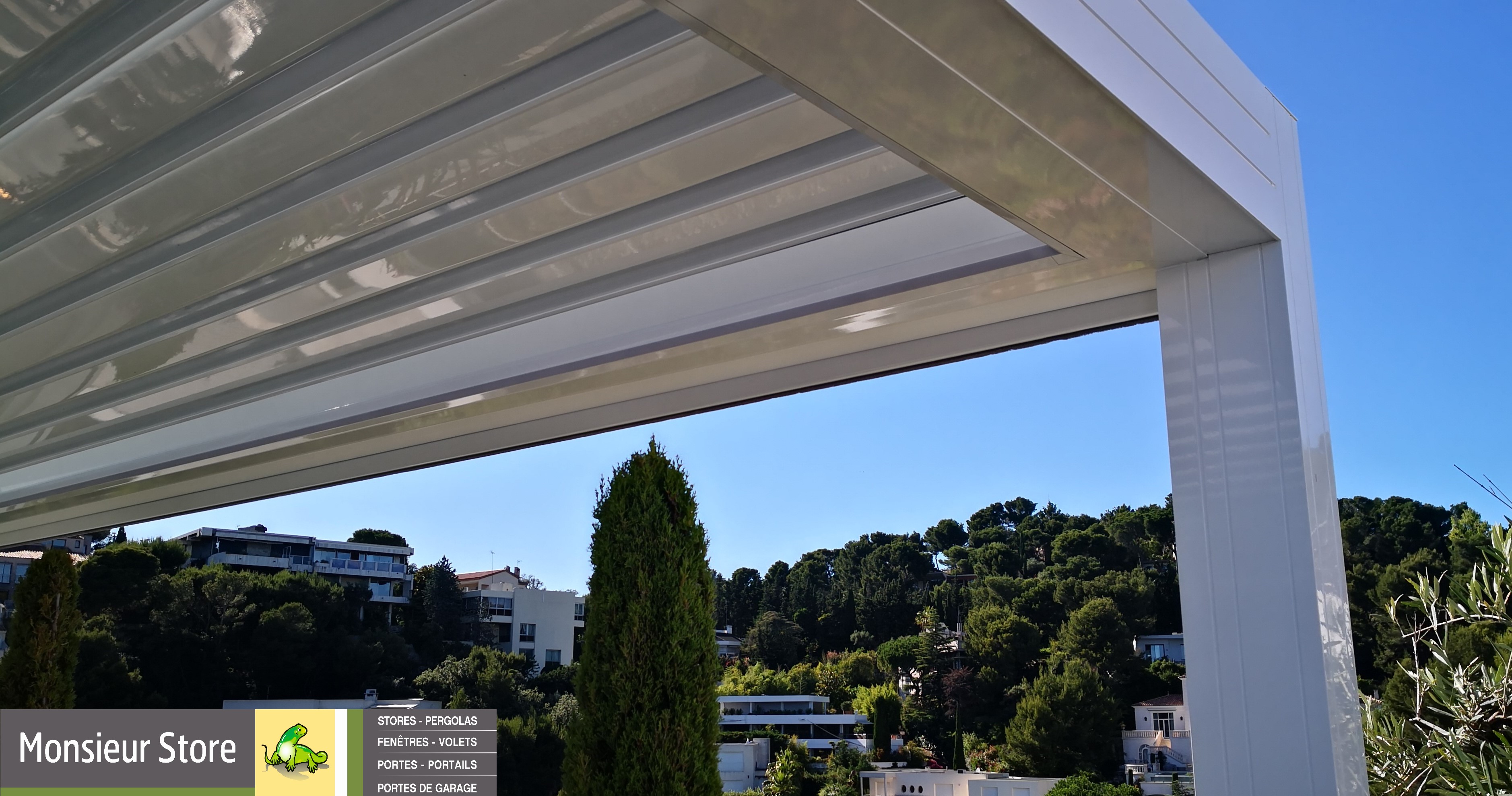 Exemple d'angle de pergola bioclimatique avec structure en aluminium blanc, lames orientables résistantes au vent et à la chaleur et leds intégrées sur terrasse neuve par monsieur store  Eguilles